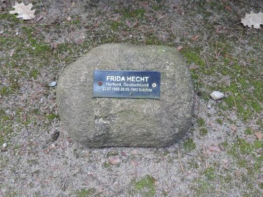 Gedenkstein Frida Hecht Foto des Gedenksteins für Frida Hecht auf der Gedenkallee in Sobibor