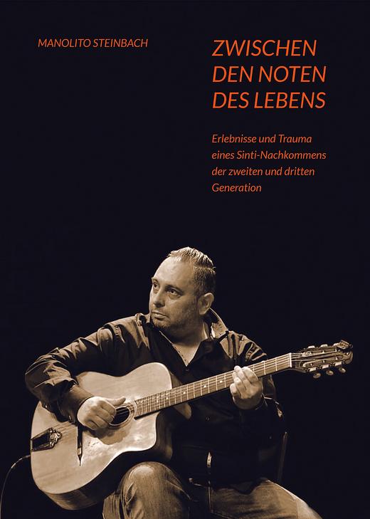 Musiker mit Gitarre vor schwarzem Hintergrund. Textabbildung: „Zwischen den Noten des Lebens“