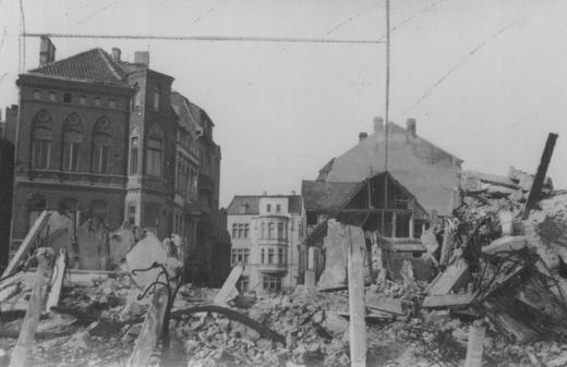 Zerbombte Gebäude in Herford nach dem Zweiten Weltkrieg, mit Trümmern im Vordergrund und teilweise zerstörten Häusern im Hintergrund.