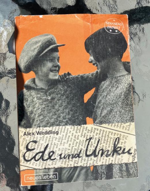 Buchcover "Ede und Unku" Buchcover "Ede und Unku" mit zwei abgebildeten Kindern, die sich umarmen und anlachen
