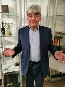 Lesung "Nazis und der Nahe Osten. Wie der islamische Antisemitismus entstand". Foto von der Lesung auf dem Dr. Matthias Küntzel zu sehen ist