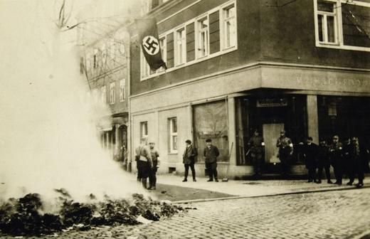 Verbrannte Orte Historisches Foto auf dem die Bücherverbrennung zu sehen ist