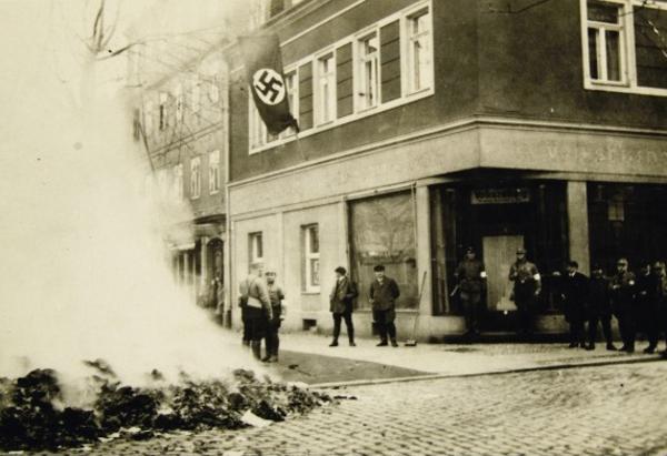 Verbrannte Orte Historisches Foto auf dem die Bücherverbrennung zu sehen ist