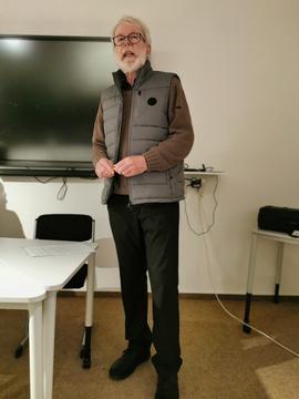 Lesung "Nazis und der Nahe Osten. Wie der islamische Antisemitismus entstand". Foto von der Lesung auf dem Joachim Jennrich (Kuratorium) zu sehen ist