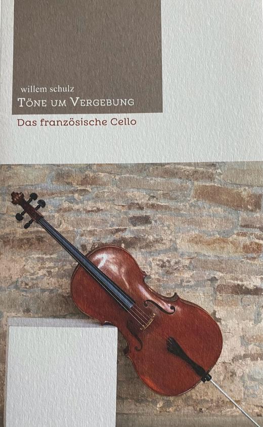 Töne um Vergebung - Das französische Cello Foto von einem Cello vor einer Steinwand