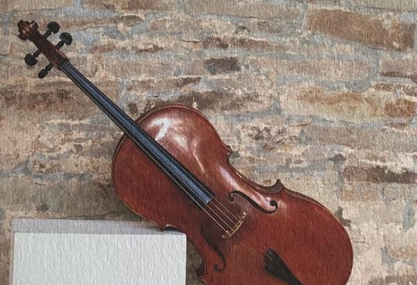 Töne um Vergebung - Das französische Cello Foto von einem Cello vor einer Steinwand