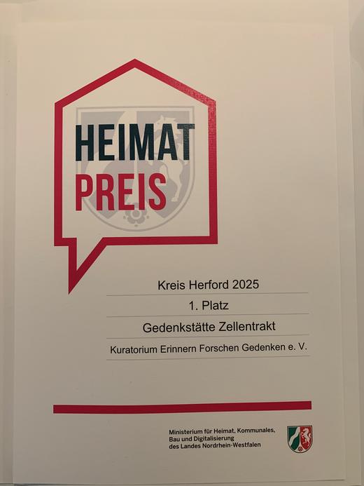 Heimatpreis Urkunde Urkunde des Heimat-Preises Kreis Herford 2025, verliehen an die Gedenkstätte Zellentrakt – 1. Platz, Kuratorium Erinnern Forschen Gedenken e. V., ausgestellt vom Ministerium für Heimat, Kommunales, Bau und Digitalisierung des Landes Nordrhein-Westfalen.