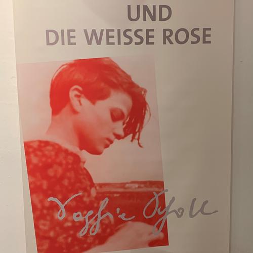 Ausstellung Sophie Scholl und die Weiße Rose Ausstellungsflur mit Informationstafeln über die Widerstandsgruppe 'Die Weiße Rose'